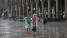 La previsione per l'autunno: piogge e maltempo in arrivo sul Mediterraneo dopo il caldo estivo