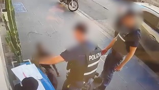 Due poliziotti feriti durante un arresto. Ma l'aggressore viene subito rimesso in libertà | GUARDA