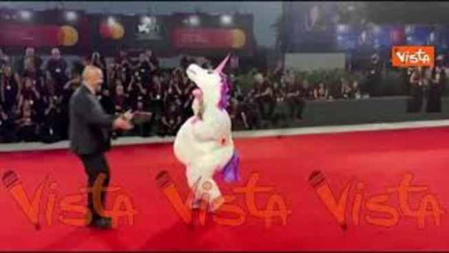 venezia 83 un unicorno irrompe sul red carpet al lido da Iltempo.it venezia 83 un unicorno irrompe sul red carpet al lido