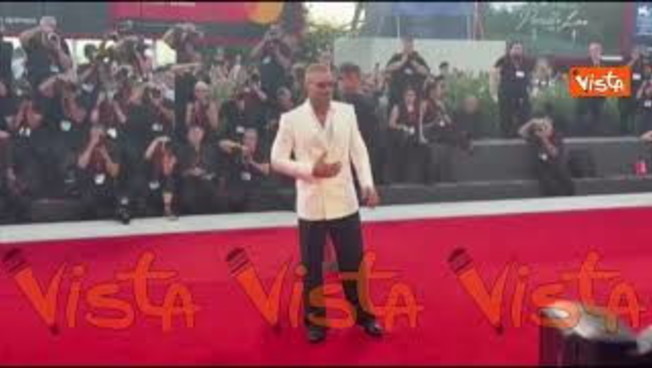 ricky martin incanta il red carpet di venezia 83 ha scelto un blazer bianco e pantaloni neri da Iltempo.it ricky martin incanta il red carpet di venezia 83 ha scelto un blazer bianco e pantaloni neri