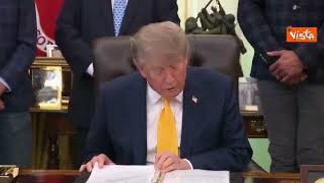 Trump cambia look, l'iconico ciuffo biondo diventa più scuro