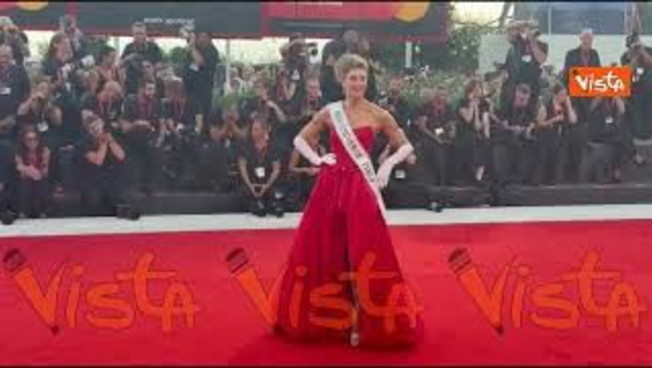 Anche Miss Universo Italia Giada Folcia sfila sul red carpet di Venezia 83