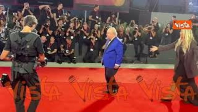 Lino Banfi, Irina Shayk e ... un unicorno, passerella di celebrità sul red carpet di Venezia 83