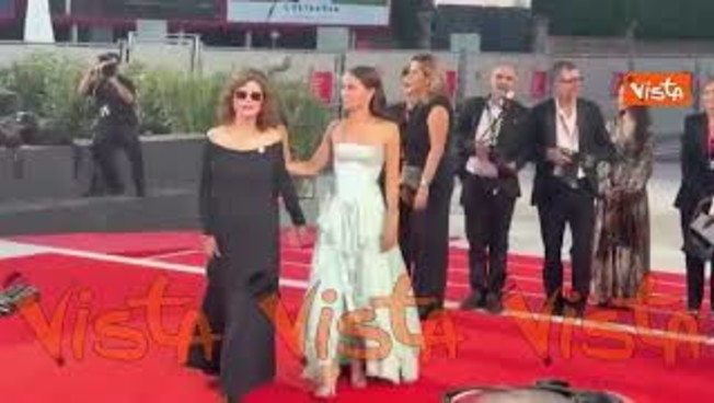 Susan Sarandon indossa una spilla pro-Palestina sul red carpet di Venezia 83