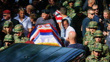 Belgrado, funerali solenni per il boia Mladic. Polemica internazionale