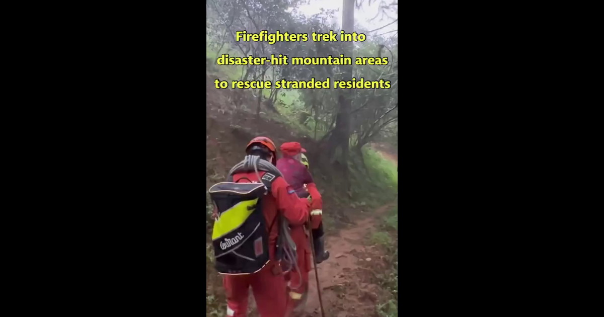 Cina, i vigili del fuoco soccorrono gli abitanti nelle zone montuose disastrate