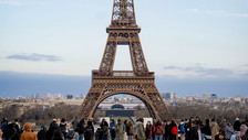 Niente donne sulla Tour Eiffel, il diktat (incredibilmente accolto) del potente gruppo indù