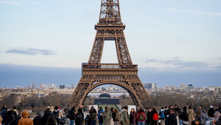 Niente donne sulla Tour Eiffel, il diktat (incredibilmente accolto) del potente gruppo indù