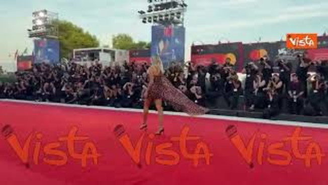 Martina Stella posa per i fotografi sul red carpet di Venezia 83