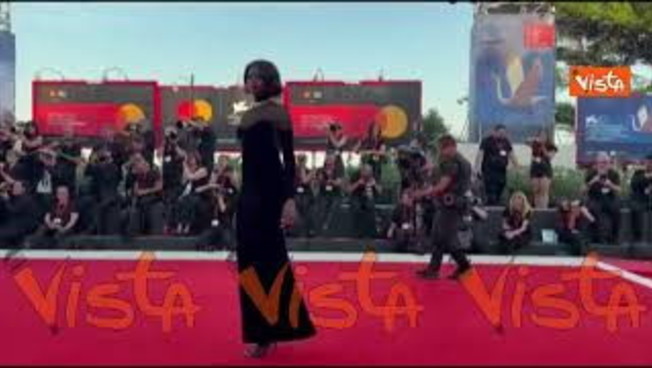 Venezia 83, la modella angolana Maria Borges sul red carpet