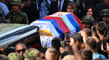 Serbia, i funerali del boia provocano un terremoto politico. Bosnia e Ue alzano la voce