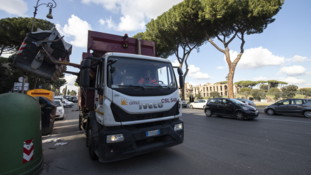 Incubo rifiuti di domenica, Sos di Ama ai privati per evitare il caos raccolta