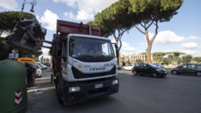 Incubo rifiuti di domenica, Sos di Ama ai privati per evitare il caos raccolta