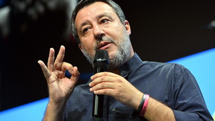 Salvini vuole tassare le banche, Forza Italia fa muro: è scontro sugli extraprofitti