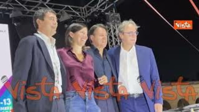 schlein scherza coi fotografi alla festa nazionale di avs a sinistra sempre da Iltempo.it schlein scherza coi fotografi alla festa nazionale di avs a sinistra sempre