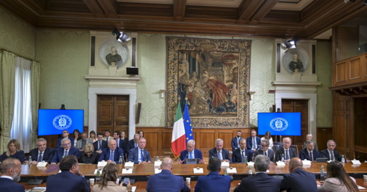 ex ilva stop ai licenziamenti il governo apre alla partecipazione pubblica da Iltempo.it ex ilva stop ai licenziamenti il governo apre alla partecipazione pubblica