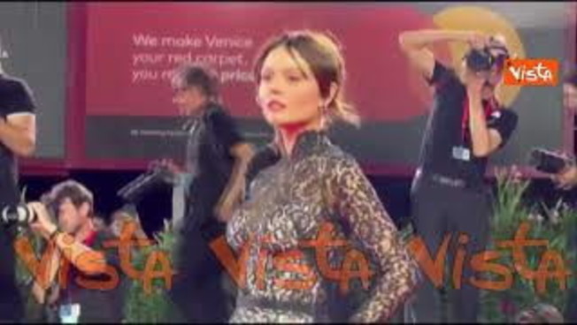 venezia 83 emily alyn lind sfila sul red carpet con un abito di pizzo nero e strascico da Iltempo.it venezia 83 emily alyn lind sfila sul red carpet con un abito di pizzo nero e strascico