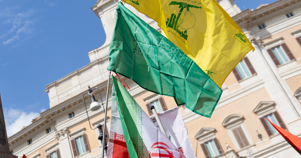 viva hamas gloria a nasrallah fuori montecitorio bandiere di hezbollah contro il ddl antisemitismo da Iltempo.it viva hamas gloria a nasrallah fuori montecitorio bandiere di hezbollah contro il ddl antisemitismo