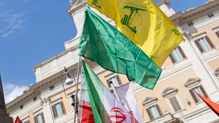 "Viva Hamas". Fuori Montecitorio bandiere di Hezbollah contro il ddl antisemitismo