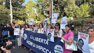 Sit-in davanti all&rsquo;ambasciata iraniana. Gelmini: &laquo;La libert&agrave; non si impicca&raquo;