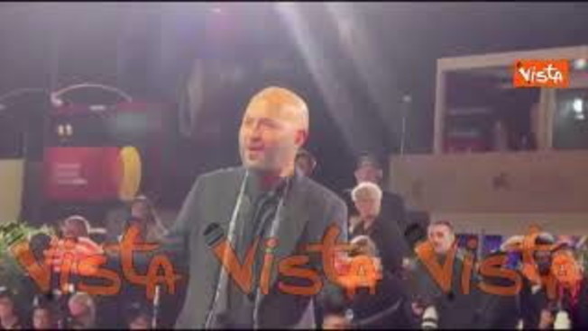 Venezia 83, Giuliano Sangiorgi scherza con i fotografi sul red carpet