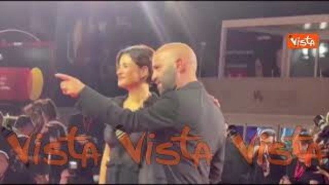 Venezia 83, Giuliano Sangiorgi con la compagna Ilaria Macchia sul red carpet