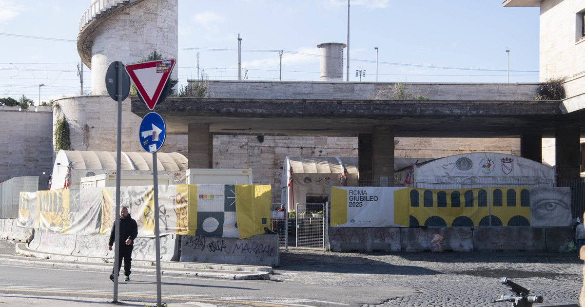 Altro che temporanei: i tendoni del Comune per i senzatetto restano fino al 2030