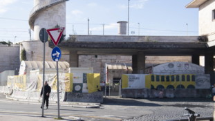 Altro che temporanei: i tendoni del Comune per i senzatetto restano fino al 2030