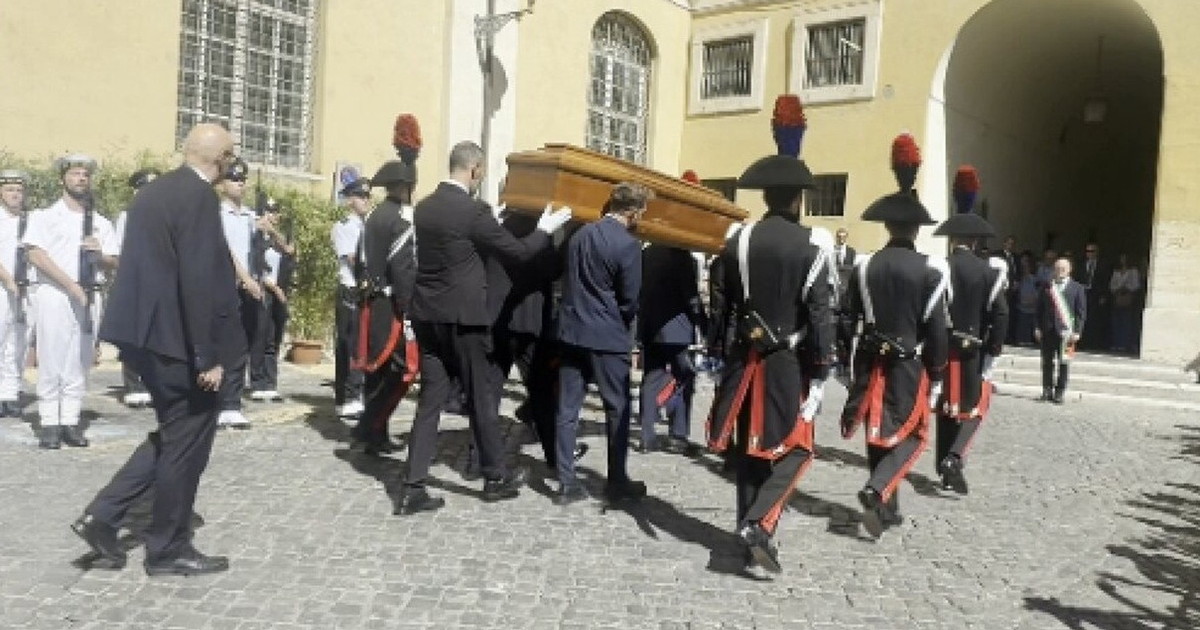 camera ardente bonino il feretro della leader radicale arriva in campidoglio da Iltempo.it camera ardente bonino il feretro della leader radicale arriva in campidoglio