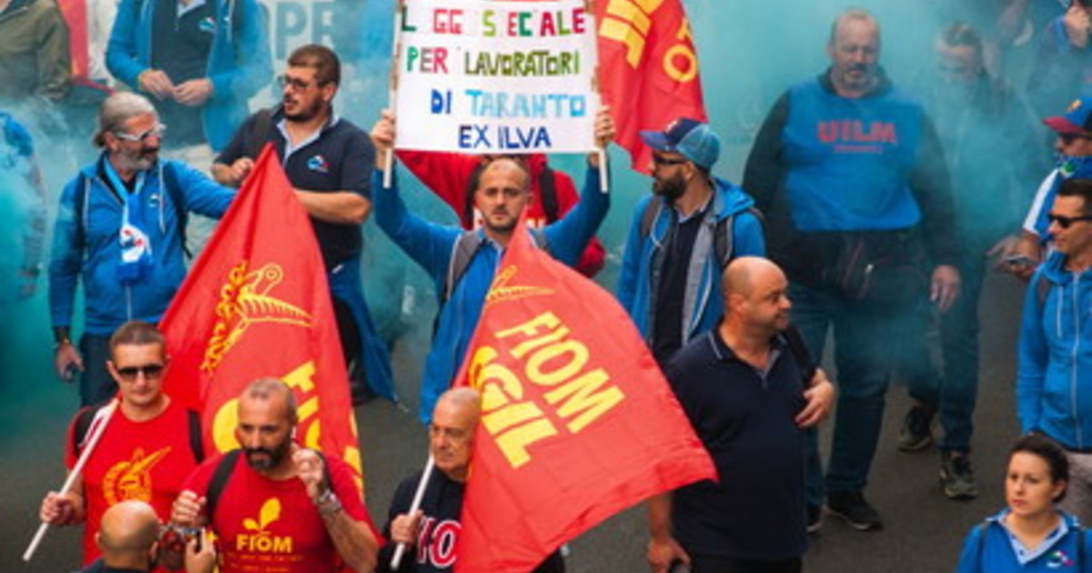 Ex Ilva, sciopero dell'indotto a Taranto. Blocchi stradali contro i licenziamenti