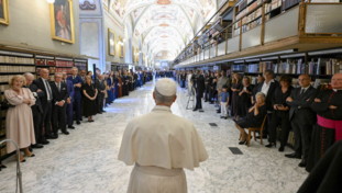Leone cancella i tagli agli stipendi dei cardinali decisi da Bergoglio per il Covid