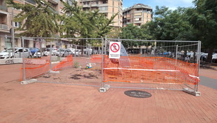Degrado in libertà e giochi in gabbia. Il giardino dimenticato di via Rolli