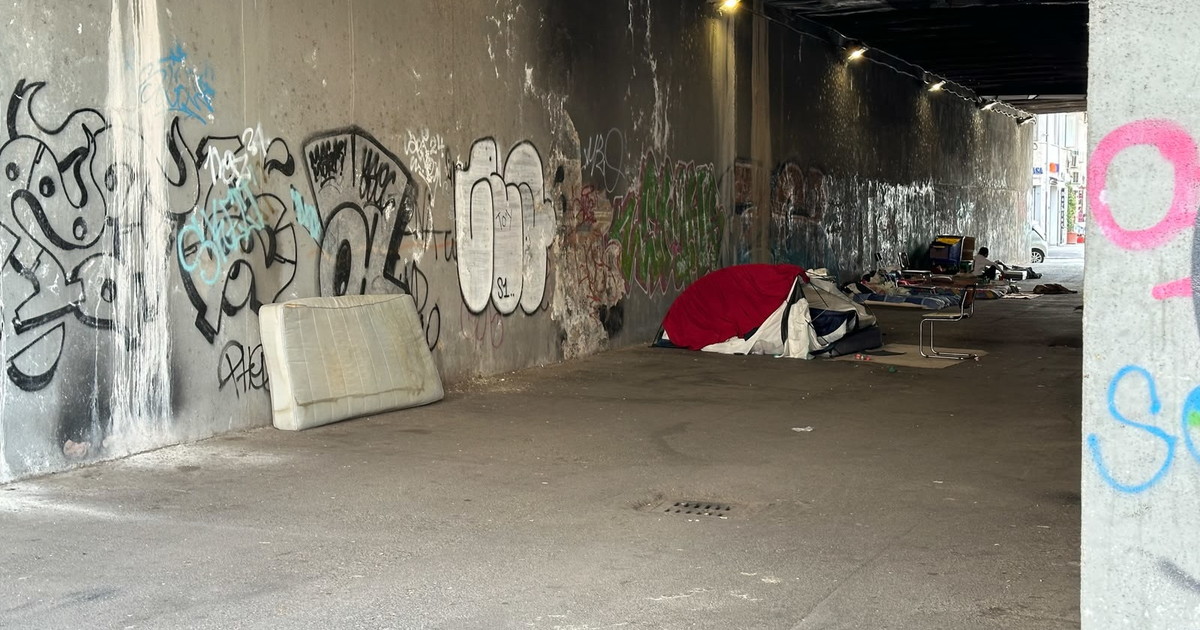 materassi e tende un altro sottopasso diventato casa di clochard da Iltempo.it materassi e tende un altro sottopasso diventato casa di clochard