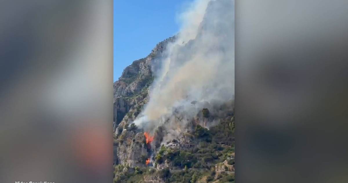 Incendi in Costiera amalfitana, roghi ancora attivi