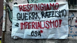 Bologna, inizia la scuola e spunta il manichino appeso di Valditara: Nemico degli studenti
