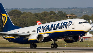 Ryanair, risucchiato dal finestrino. Il Ceo: Non merita risarcimento milionario