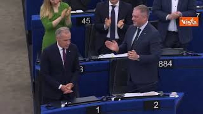 L'abbraccio all'Europarlamento tra von der Leyen e Primo ministro Canada Carney