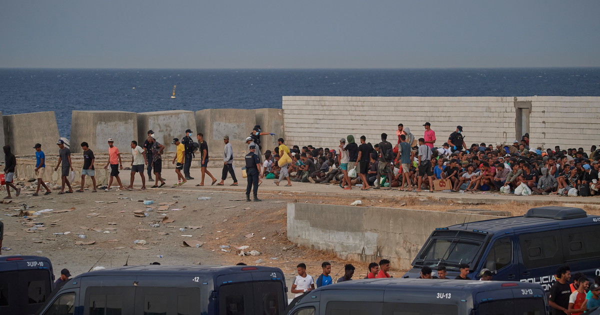 Business dell'orrore a Ceuta: la polizia smantella la banda che portava i migranti in Europa