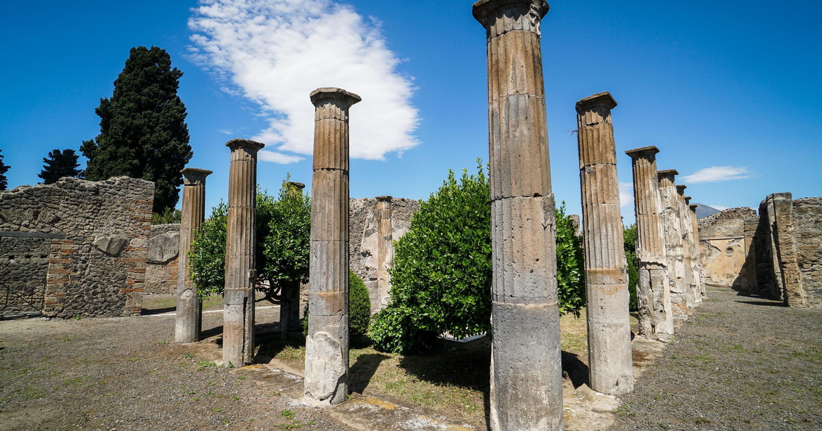 Pompei, adescato e violentato da una finta guida nel parco archeologico. Scattano le manette