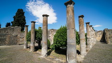 Pompei, adescato e violentato da una finta guida nel parco archeologico. Scattano le manette