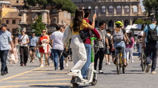 Monopattini illegali, un utente su due viaggia fuori legge