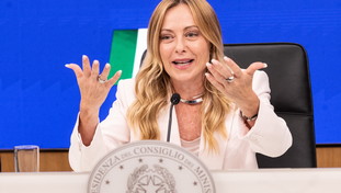 Stangata tagliata, Meloni cancella il bollo auto: “Basta tasse sulla proprietà”