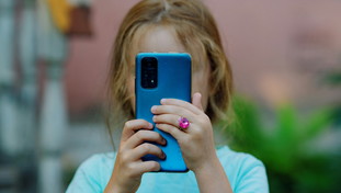 L'Ue vieta i social prima dei 13 anni. Mini-account e onere della prova: cosa prevede il Kids Act