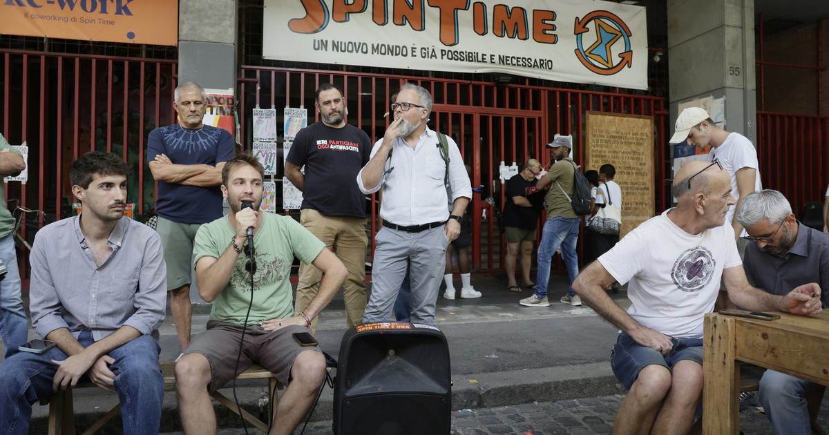 Corteo di Spin Time contro gli sgomberi, arrivano i rinforzi. Pullman dal Nord