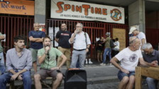 Corteo di Spin Time contro gli sgomberi, arrivano i rinforzi. Pullman dal Nord