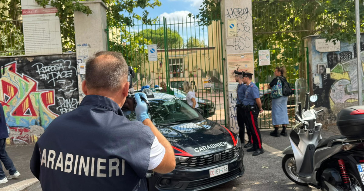 Studente accoltella insegnante delle medie: il 13enne filma tutto sui social
