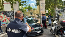 Tredicenne accoltella la prof a scuola e tenta di filmare con una telecamera 