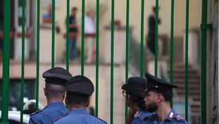 Prof accoltellata, il 13enne la odiava per un debito. La diretta video e l'annuncio: cosa sappiamo