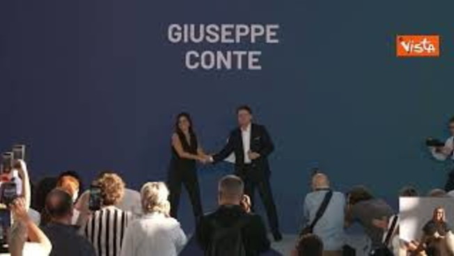standing ovation per conte sul palco dell evento nova del movimento 5 stelle da Iltempo.it standing ovation per conte sul palco dell evento nova del movimento 5 stelle