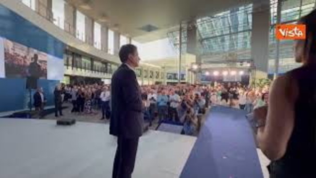 Standing per Conte all'evento del M5s Nova, Parola all'Italia a Milano